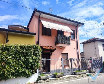Foto Appartamento in Via Pasteur, Limbiate Centro di 150 m² con 3 locali