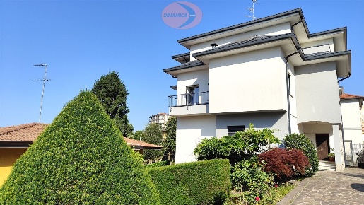 Foto Appartamento in Via Giacomo Puccini, Besana in Brianza Centro di 81 m²