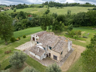 Foto Rustico in Via Badiacolli, Cupramontana di 252 m² con 7 locali