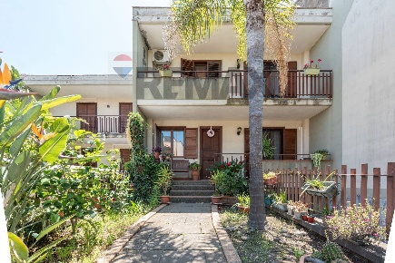 Foto Villa a schiera in Via Taro 51, Acireale di 260 m² con 7 locali
