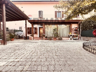 Foto Casa indipendente a Cecina di 141 m² con 5 locali in vendita
