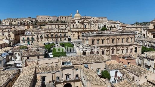 Foto Casa indipendente in Via Ducezio, Noto Centro di 148 m² con 7 locali