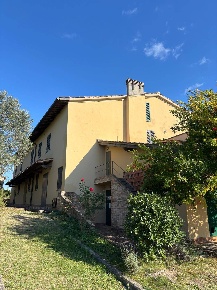 Foto Agriturismo a Montespertoli di 820 m² con 21 locali in vendita