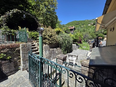 Foto Casa indipendente in Via Roma, Savignone Centro di 120 m² con 6 locali