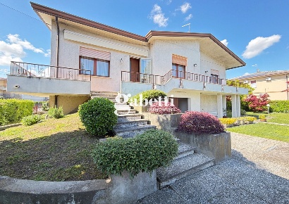 Foto Casa indipendente a Agna Centro di 270 m² con 9 locali in vendita