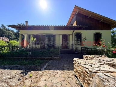 Foto Villa bifamiliare in DI MONTEMAGGIORE, Calenzano di 865 m² in vendita