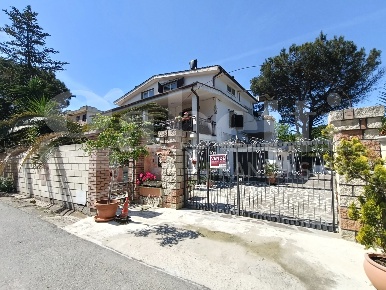 Foto Villa bifamiliare in Via lago di bolsena 17, Anzio Lido dei Pini