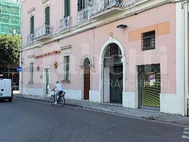 Foto Negozio in Via Roma 120, Nardò Centro di 150 m² con 2 locali