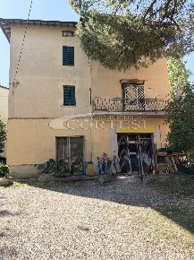 Foto Locale commerciale in Via Pontevecchio 81, Perugia di 110 m²