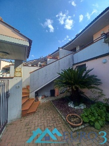 Foto Villa a schiera a Ascoli Piceno di 260 m² con 8 locali in vendita