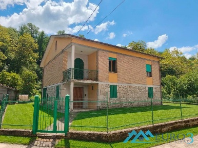 Foto Residence in FRAZIONE ILLICE, Comunanza di 180 m² con 8 locali