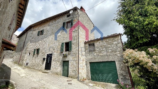 intera palazzina in vendita a Bagni di Lucca in zona Montefegatesi