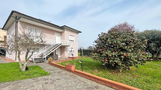 Foto Villa unifamiliare a Lucca San Vito di 258 m² con 10 locali in vendita