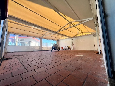 Foto Locale commerciale a Lucca Ponte a Moriano di 102 m² con 4 locali