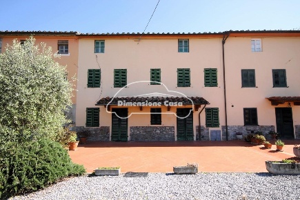 Foto Casa indipendente a Capannori Marlia di 215 m² con 8 locali in vendita
