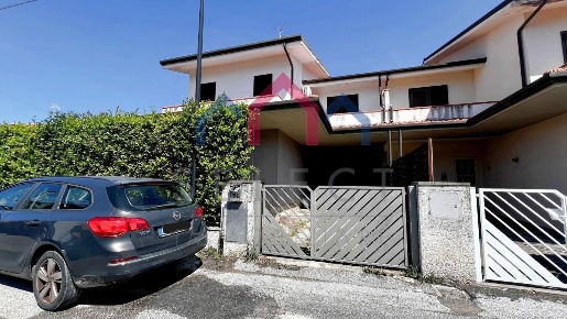 Foto Villa unifamiliare a Viareggio Torre del Lago di 100 m² con 5 locali