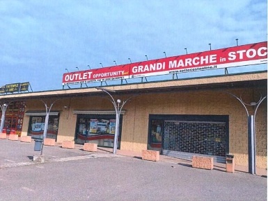 Foto Negozio a Torricella Verzate Losana di 1068 m² con 1 locali in vendita