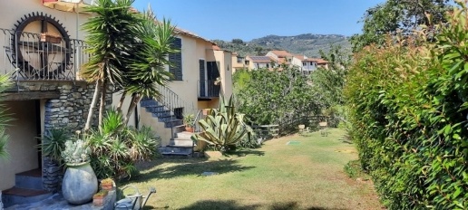 Foto Villa unifamiliare in Via Dolcedo, Imperia Caramagna di 271 m²