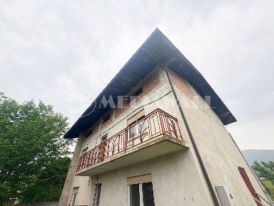 Foto Casa indipendente a Travesio Usago di 250 m² con 9 locali in vendita