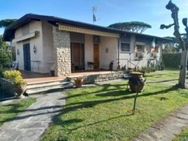 Foto Villa unifamiliare a Forte dei Marmi Centro di 198 m² con 7 locali
