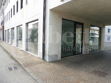 Foto Negozio a Schiavon Centro di 150 m² con 1 locali in affitto