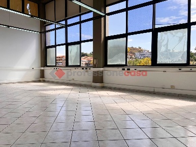 Foto Ufficio in Via Rosolino Pilo 4, Motta Sant'Anastasia Piano Tavola