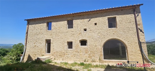 Foto Villa unifamiliare a Poggibonsi di 340 m² con 10 locali in vendita