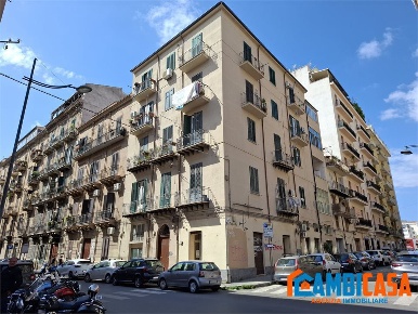 Foto Appartamento in Via Giacomo Cusmano, Palermo di 95 m² con 3 locali