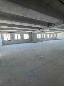 Foto Ufficio a Caserta Via Mondo di 3000 m² con 4 locali in vendita