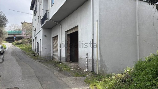 Foto Magazzino in Via degli Stadi 102, Cosenza Stadio - Città 2000 di 70 m²