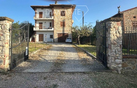 Foto Appartamento a Castiglione del Lago Macchie di 80 m² con 4 locali