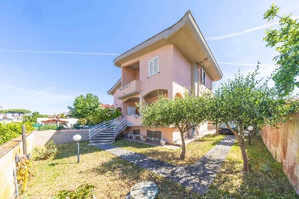 Foto Villa bifamiliare in via delle Muse 12, Anzio di 160 m² con 4 locali
