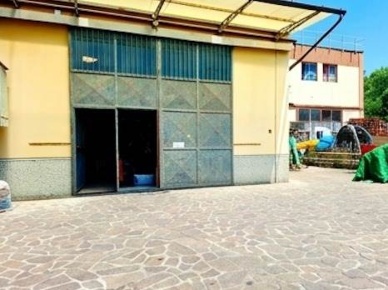 Foto Capannone industriale a Poggio a Caiano Centro di 360 m² con 1 locali