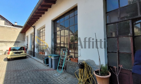 Foto Magazzino in via Roma, Parabiago Centro di 114 m² con 1 locali