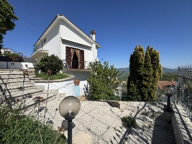 Foto Villa unifamiliare a Gessopalena di 400 m² con 6 locali in vendita