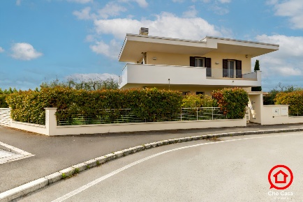 Foto Villa unifamiliare in Via Brunico 257, Cesena di 299 m² con 9 locali