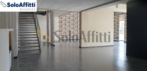 Foto Locale commerciale in Via Como 16, Varedo di 500 m² con 6 locali