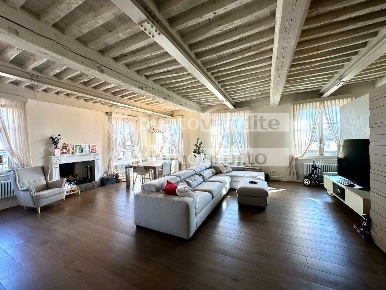 Foto Appartamento a Lucca Piazza Napoleone - San Michele di 180 m²