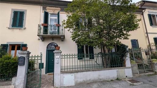 Foto Casa indipendente a Pistoia Stadio di 170 m² con 6 locali in vendita