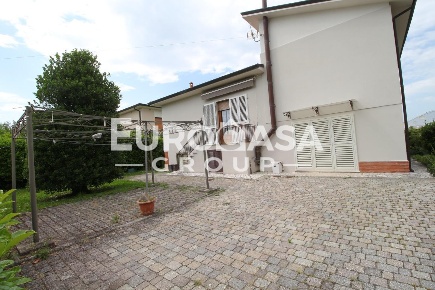 Foto Villa unifamiliare a Lucca San Filippo di 100 m² con 5 locali