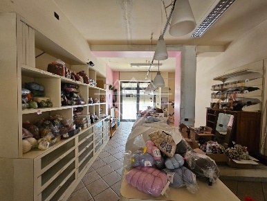 Foto Locale commerciale a Massa Marina di Massa Centro di 93 m² in vendita