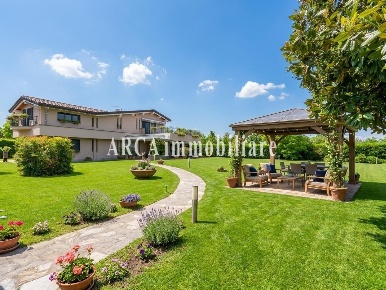 Foto Villa unifamiliare a Pietrasanta di 275 m² con 10 locali in vendita