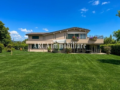 Foto Villa unifamiliare a Pietrasanta di 275 m² con 10 locali in vendita