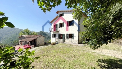Foto Villa bifamiliare a Bagni di Lucca di 127 m² con 3 locali in vendita
