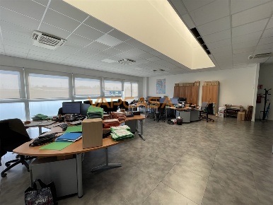Foto Ufficio in via silone, Urgnano Centro di 165 m² con 3 locali