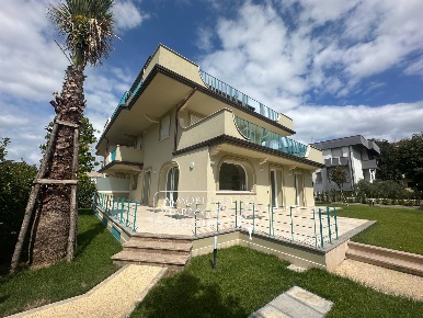 Foto Appartamento in via Digione, Viareggio di 210 m² con 8 locali