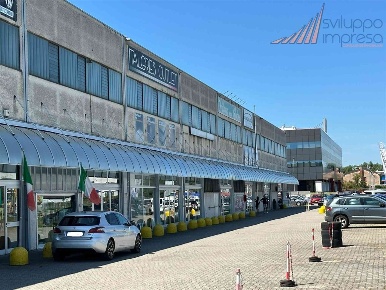 Foto Negozio in via Buozzi, Liscate di 160 m² con 2 locali in affitto
