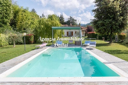 Foto Villa unifamiliare a Borgo San Lorenzo di 300 m² con 12 locali