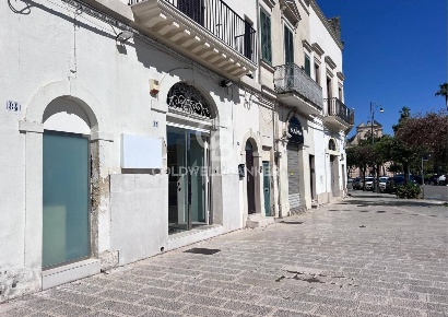 Foto Locale commerciale in Piazza Dante Alighieri 83, Galatina Centro