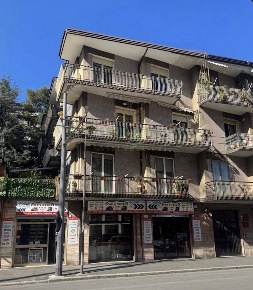 Foto Locale commerciale in Via Circumvallazione, Avellino di 75 m²